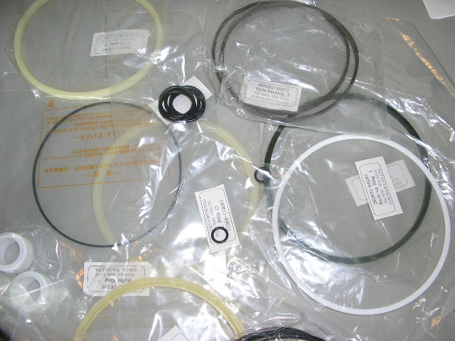 "Seal Kit (A)", een assortiment pakkingringen en afdichtingen van rubber, kunststof en metaal alsmede een metalen plug, tezamen verpakt in een zakje van kunststof.