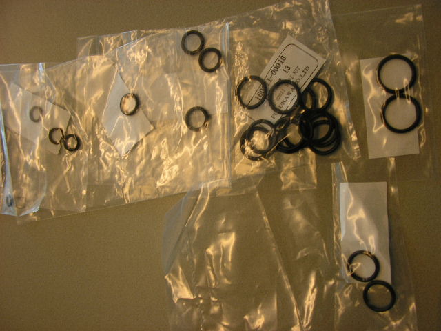 "Seal Kit", een assortiment pakkingringen en afdichtingen van rubber, kunststof en metaal alsmede een metalen plug, tezamen verpakt in een zakje van kunststof.