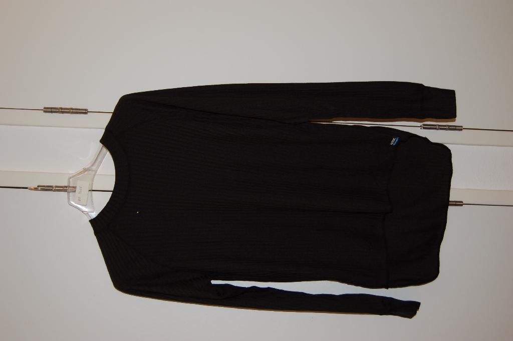 Een lichtgewicht kledingstuk voor het onderlichaam zijnde een zogenaamde lange onderbroek, met ondermeer de volgende kenmerken:
- voor heren of jongens;
- van elastisch breiwerk van 100% polyester;
- aangezette boorden aan de onderzijde;
- met gulpopening aan de voorzijde.
De lange onderbroek is verpakt in een blik van onedel metaal voorzien van tekst en reclame opschrift, waarvoor separaat een BTI is afgegeven onder referentienummer NL-RTD-2007-001620
De lange onderbroek kan gezamenlijk worden aangeboden met een onderhemd als deel van een set, waarvoor separaat een BTI is afgeven onder de referentienummers: RTD-2007-001044.