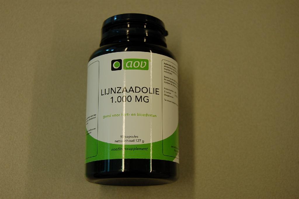 Lijnzaadolie geschikt voor menselijk consumptie, in de vorm van grote bruine softgels, gevuld met een heldere vloeistof. Volgens – opgave – bevat het product onder andere lijnzaadolie en hulpstoffen: gelatine (capsule) en gezuiverd water (capsule), verdikkingsmiddelen (glycerine, johannusbroodpitmeel; capsule), kleurstof (caramel) . Het product is opgemaakt voor de verkoop in het klein, voorzien van gegevens omtrent gebruiksdoel en dosering. De 90 capsules met een netto gewicht van ongeveer 127 gram zijn verpakt in een kunststof potje. 
Aangezien de hulpstoffen alleen aan de capsule zijn toegevoegd en niet aan de olie is het product geen bereiding van post 1517 en dient het te worden ingedeeld onder post 1515 van de Gecombineerde Nomenclatuur.