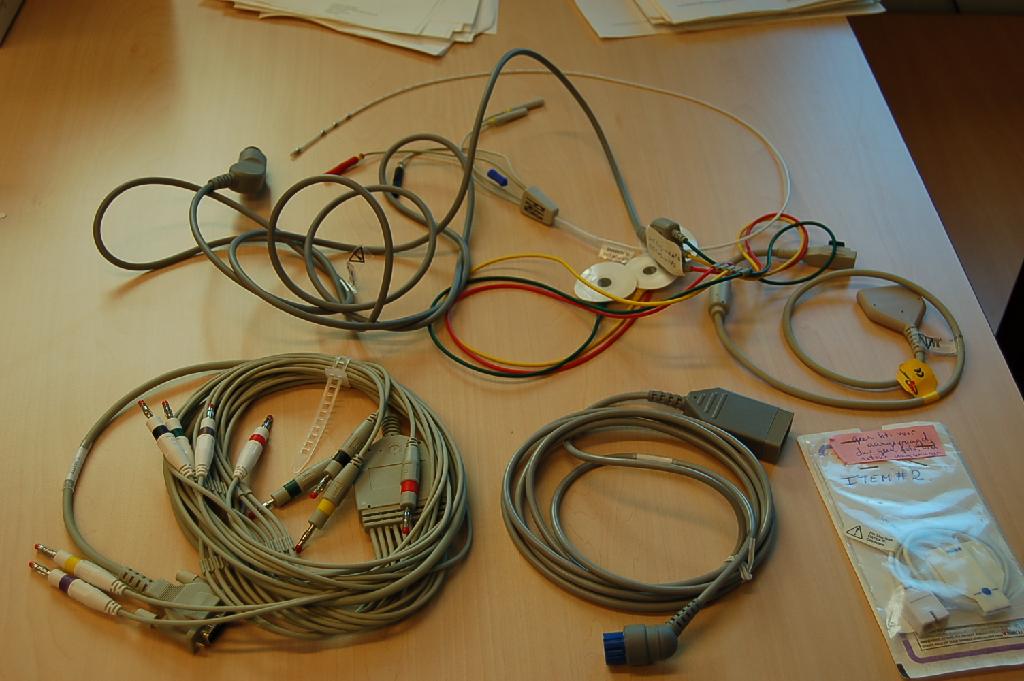 Een kabel voorzien van verbindingsstukken. De zogenoemde "ECG leads" moeten worden bevestigd op het menselijk lichaam en zijn vpoorzien van diverse elektroden om aan te sluiten op een electrocardiograaf. De elektroden worden door middel van een druksluiting aan de verschillende gekleurde bekabeling bevestigd en op het lichaam geplakt met behulp van de ronde schijfjes. Het geheel wordt onderkent als een toebehoren van medische apparatuur.