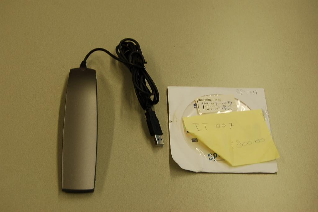 Een USB Voice-over-IP telefoon, een apparaat voor digitale telecommunicatie. De telefoon, die aangesloten wordt met behulp van een USB kabel op een automatisch gegevensverwerkende machine, maakt het mogelijk om via internet gesprekken te voeren. De telefoon, in de vorm van een kunststof hoorn, is onder andere voorzien van diverse bedieningstoetsen, een luidspreker, een microfoon en een LED. De telefoon wordt aangeboden tezamen met een CD-ROM met toepassingssoftware.