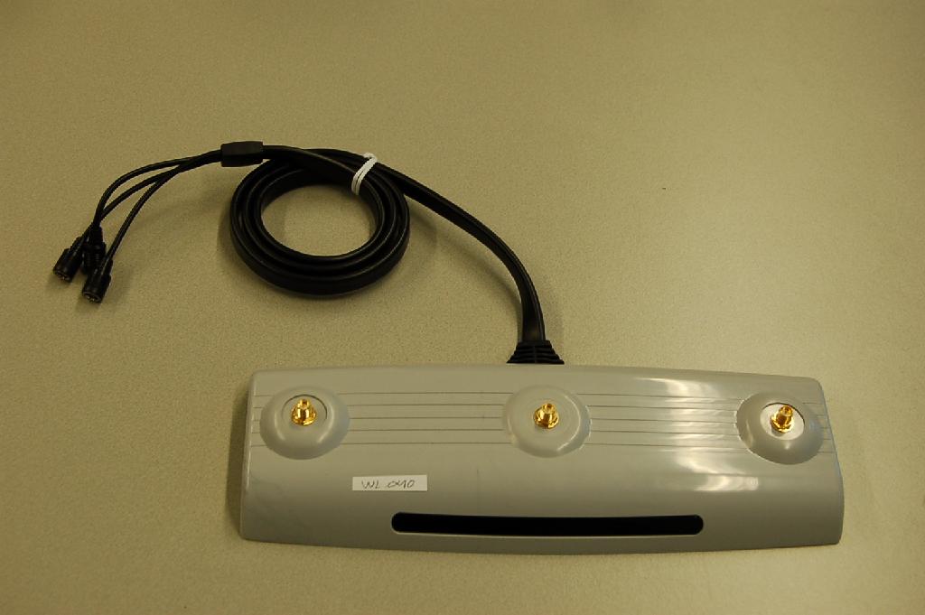 Coaxiaalkabel, een kabel bevattende 3 afzonderlijke coaxiaalkabeltjes, met een lengte van ongeveer 110 cm en aan de uiteinden voorzien van aansluitstukken. De drie kabeltjes zijn aan één uiteinde verbonden met een behuizing van onedel metaal en kunststof met de afmetingen van ongeveer 25x9x3,5 cm. Volgens opgave wordt het geheel gebruikt bij de vervaardiging van een apparaat voor het vergroten van het bereik binnen een draadloos netwerk.