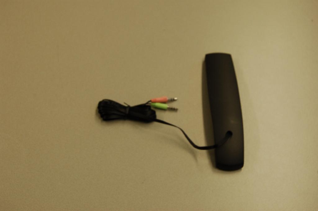 Een PCI Internet telefoon, een apparaat voor digitale telecommunicatie. De telefoon, die aangesloten wordt met behulp van een kabel met twee pluggen op een automatisch gegevensverwerkende machine, maakt het mogelijk om via internet gesprekken te voeren. De telefoon, in de vorm van een kunststof hoorn, is onder andere voorzien van een bedieningstoets, een luidspreker en een microfoon.