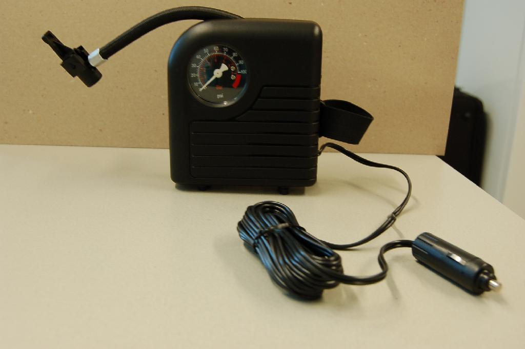 Een automatische luchtpomp, werkend op elektriciteit (12 Volt), in een behuizing van kunststof, met o.a. de volgende kenmerken en voorzieningen:
- de behuizing heeft ongeveer de volgende afmetingen 
  135 x 125 x 50 mm;
- een drukmeter aan de voorzijde;
- een aan-/uit knop aan de zijkant;
- een draad en een 12V stekker aan de zijkant;
- werkend op de sigarettenaansteker in de auto;
- een luchtslang met ventiel aan de zijkant;
- een draagriem van textiel aan de zijkant.