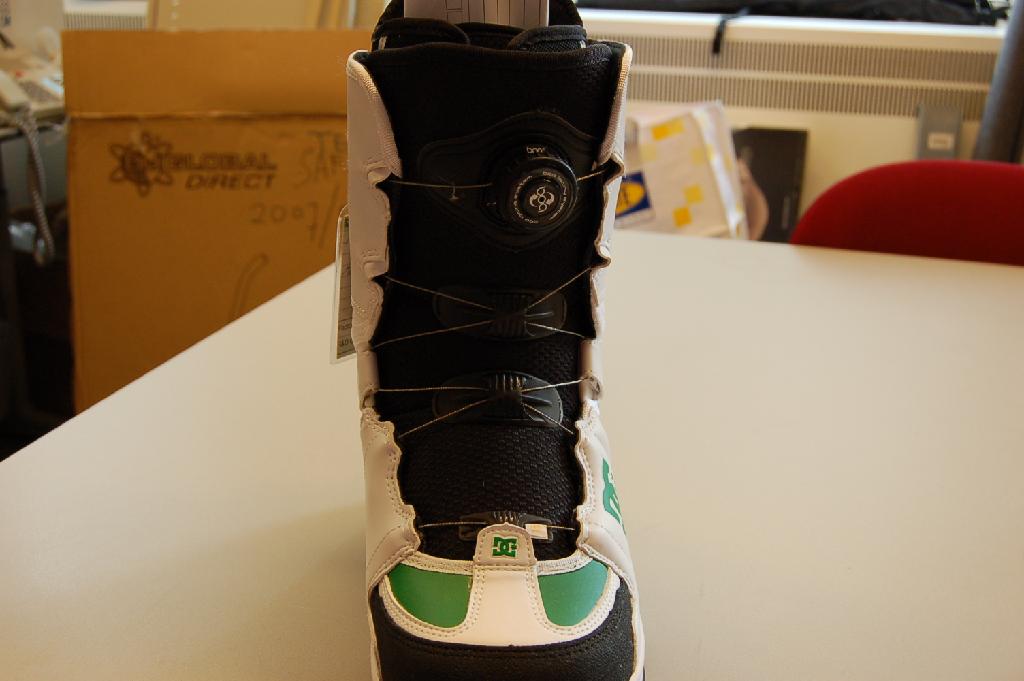 Een snowboardschoen met een buitenzool en een bovendeel van kunststof met onder meer de volgende kenmerken:
- de enkel bedekkend en reikend tot halverwege de kuit;
- voorzien van een "BOA LACE" sluiting (een metalen draad die 
  kruislings over de voet en scheenbeen loopt en door een 
  draaimechanisme aangetrokken wordt);
- een tong van textiel;
- aan de bovenzijde van de achterkant en boven de enkel is het 
  kunststof vervangen door textiel;
- voorzien van een binnenlaars, vervaardigd van textiel;
- de binnenlaars heeft een koordsluiting en een tong van textiel;
- een aantreklus van kunststof aan de achterzijde en een aantreklus 
  van textiel op de tong van de binnenlaars;
- op diverse plaatsen staat de merknaam en/of logo afgebeeld.