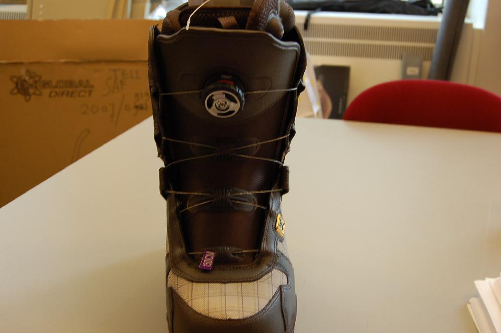 Een snowboardschoen met een buitenzool en een bovendeel van kunststof met onder meer de volgende kenmerken:
- de enkel bedekkend en reikend tot halverwege de kuit;
- voorzien van een "BOA LACE" sluiting (een metalen draad die 
  kruislings over de voet en scheenbeen loopt en door een 
  draaimechanisme aangetrokken wordt);
- een tong van textiel en kunststof;
- in het bovendeel is het kunststof op verschillende plaatsen 
  vervangen door textiel;
- voorzien van een binnenlaars, vervaardigd van textiel;
- de binnenlaars heeft een koord- en een klittenbandsluiting en een 
  tong van textiel;
- op de binnenlaars is aan de bovenzijde een luchtpompje en een 
  ontluchter aangebracht om de binnenschoen nauwer te doen aan- en 
  ontsluiten;
- een aantreklus van kunststof aan de achterzijde en een aantreklus 
  van textiel op de tong van de binnenlaars;
- op diverse plaatsen staat de merknaam en/of logo afgebeeld.