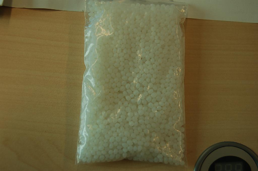 Een -volgens opgave- bereide, niet gevulkaniseerde, rubber in de vorm van korrels van styrene-isoprene block copolymer, polyethelene en tetrakis methylene. Aan de korrels is geen kleurpigment toegevoegd.