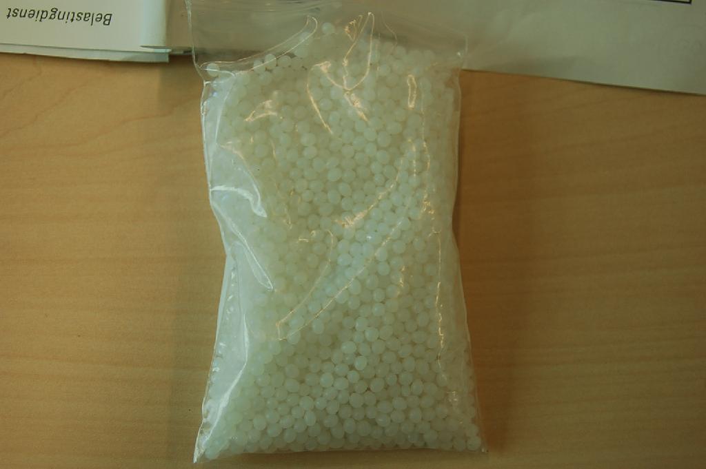 Een -volgens opgave- bereide, niet gevulkaniseerde, rubber in de vorm van korrels van styrene-isoprene block copolymer, polyethelene en tetrakis methylene. Aan de korrels is geen kleurpigment toegevoegd.