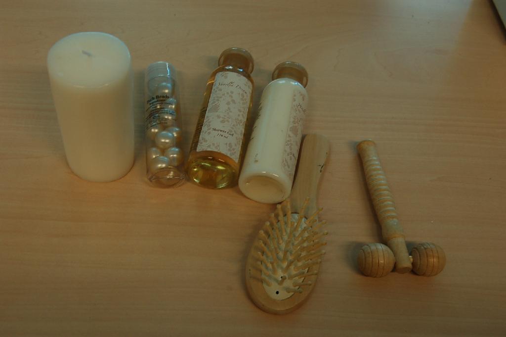 Een kunststof flesje met badparels, inhoudende 14 stuks, met een gewicht van 18 gram, voorzien van een schroefdop.
De badparels zijn verpakt als set, opgemaakt voor de verkoop in het klein tezamen met een flesje shower gel, een flesje body lotion, een massageroller, een borstel, een kaars en een bergingsmiddel waarvoor separaat BTI’s zijn afgegeven onder referentie nummers RTD-2007-003600, RTD-2007-003561, RTD-2007-002673, RTD-2007-003610, RTD-2007-003609 en RTD-2007-003253.