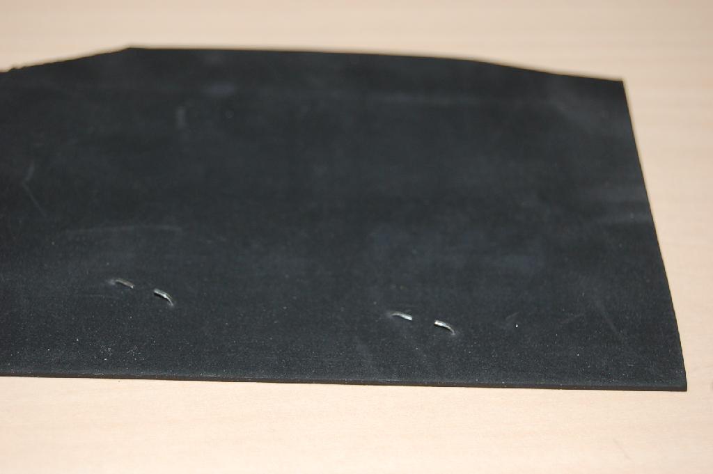 Vellen “dakfolie” vervaardigd van niet-geharde gevulkaniseerde rubber zonder celstructuur. 
Het product is gereed voor direct gebruik en wordt geleverd op rollen in verschillende dikten en afmetingen.