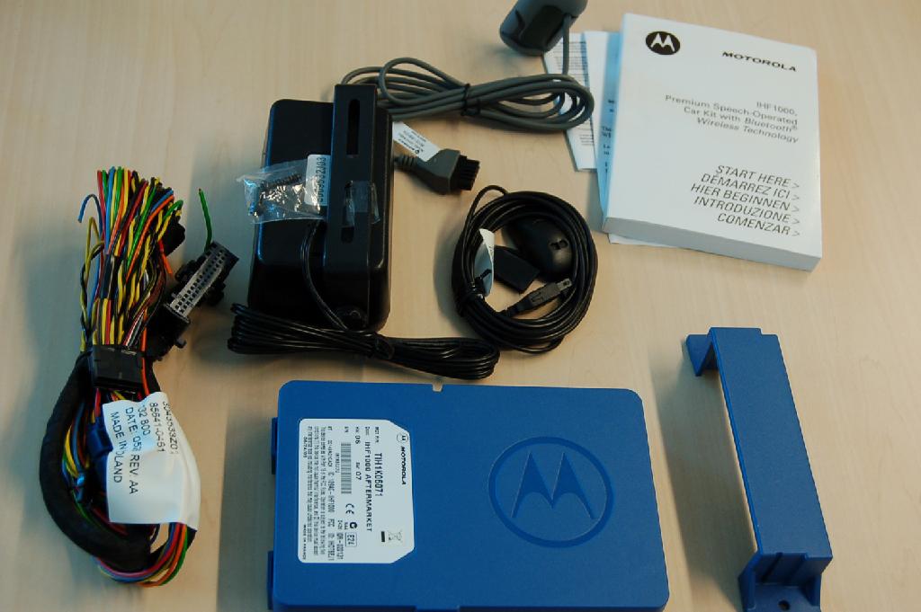 Een elektrische geluidsversterker, zijnde een zogenoemde "Bluetooth® hands-free car kit set” om draadloos te kunnen communiceren met een cellulaire telefoon in een motorvoertuig.
Het apparaat is bedoeld om te worden ingebouwd in een motorvoertuig en is samengesteld uit de volgende items met ondermeer de volgende kenmerken:
- een luidspreker in een behuizing van kunststof voorzien van kabel
  en aansluitbeugel;
- een microfoon voorzien van een kabel en een stekker;
- een control unit met aansluitbeugel, geplaatst in een behuizing
  van voorgevormde kunststof inhoudende een printplaat voorzien van 
  actieve- en passieve elementen en een aansluiting voor een 32 pins 
  stekker; 
- een bedieningsmodule in een behuizing van kunststof voor ondermeer 
  het opnemen en beëindigen van gesprekken, voorzien van een kabel 
  en een stekker;
- een setje aansluitkabels voorzien van stekkers. 
De kenmerkende hoofdfunctie van het geheel wordt bepaald door de elektrische geluidsversterking. 
De set is opgemaakt voor de verkoop in het klein en verpakt in een kartonnen doosje tezamen met een meertalige gebruiksaanwijzing en garantievoorwaarden.