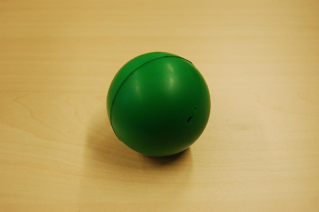 Een zogenaamde anti stress bal van zachte kunststof, met een diameter van ongeveer zeven cm en voorzien van een bedrijfslogo.