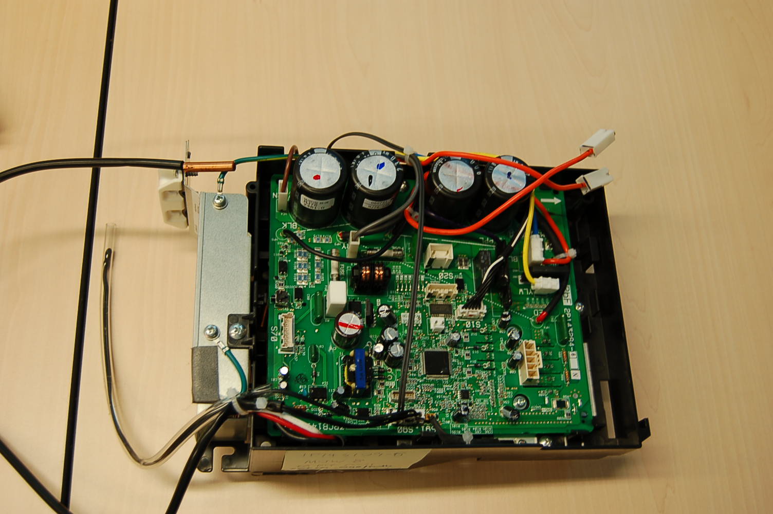 Een besturingssysteem voor inbouw in een klimaatregelingtoestel, bestaande uit de volgende items:
- een automatische elektronische warmteregelaar;
- een elektronische assemblage voorzien van kabels met 
  verbindingsstukken, een thermostaatdraad met een uiteinde van 
  koper, connectoren, actieve- en passieve elementen;
- een behuizing van kunststof en onedel metaal voorzien van 
  connectoren, een koelrib van aluminium;
- een voeding.
Het apparaat is niet te onderkennen als een deel van een aircosysteem, maar als het besturingssysteem waarbij de kenmerkende hoofdfunctie van het geheel wordt bepaald door de automatische warmteregelaar.