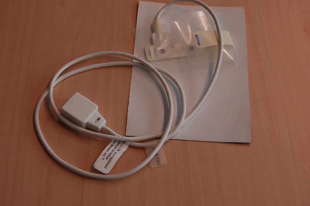 Een kabel voorzien van verbindingsstukken. De zogenoemde "probes" moeten worden bevestigd op het menselijk lichaam, met behulp van een kleefstof, om aan te sluiten op een monitor die is bevestigd aan een apparaat voor het meten van het zuurstofgehalte in het bloed en de hartslag "pulse oximetrie". De aanwezige infrarode sensor geeft met behulp van een fotodiode (LED) het lichtspectrum weer zodat de kleurintensiteit van het bloed kan worden vastgesteld voor het bepalen van het zuurstofgehalte. De probe, die niet geschikt is voor meermalig gebruik, wordt onderkent als een toebehoren van medische apparatuur die wordt gebruikt bij de uitgebreide bewaking (monitoring) bij de anesthesie.
