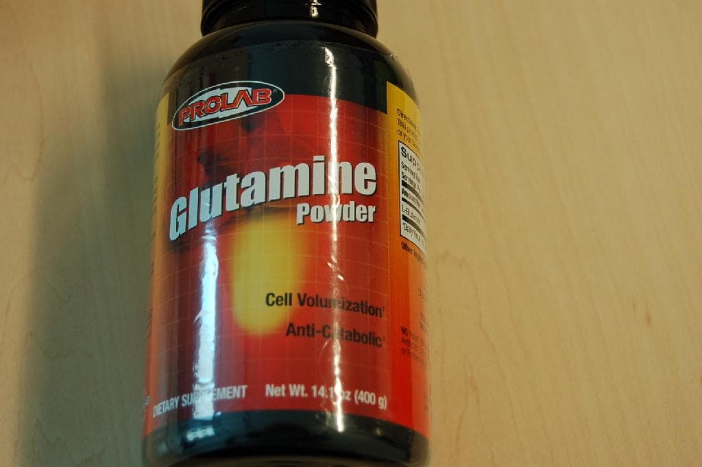Glutamine, zijnde een voedingssupplement geschikt voor menselijke consumptie, in de vorm van een wit poeder. Het product is opgemaakt voor verkoop in het klein, verpakt in een kunststof flacon met een inhoud van ongeveer 400 gram en voorzien van gegevens omtrent gebruiksdoel en dosering.