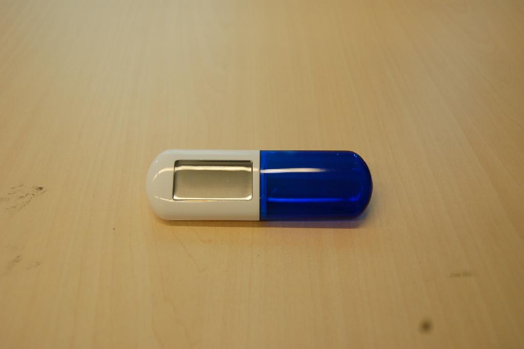 Een pillendoosje van kunststof gecombineerd met een lcd klokje voorzien van een alarmfunctie. Het elektrisch werkende artikel, voorzien van een horloge-uurwerk, heeft onder andere de volgende kenmerken:
- afmetingen van ongeveer 10x3,2x2,5 cm;
- afmetingen LCD ongeveer 3,5x2 cm;
- met datum-, tijd- en alarmaanduiding;
- met twee bedieningknopjes aan de achterzijde;
- voorzien van een compartiment voor de -bijgvoegde- batterij; 
Het wezenlijk karakter van het artikel wordt bepaald door het klokje met wek-/alarmfunctie.