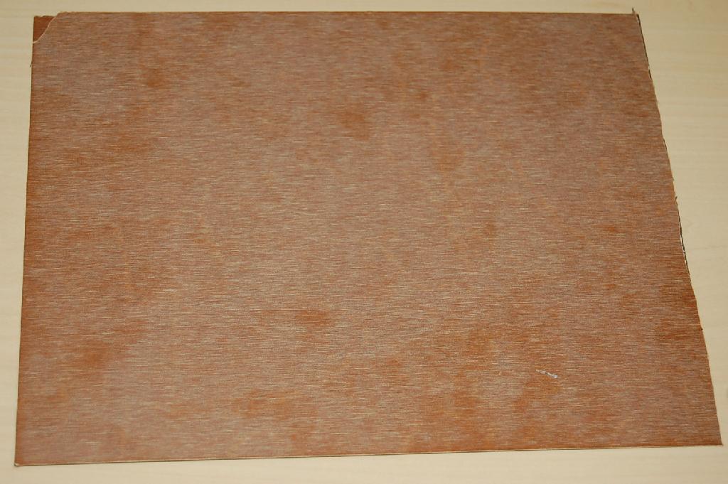 Een bruinkleurige bekledingsplaat opgebouwd uit diverse lagen bestemd om te worden verwerkt tot bijvoorbeeld een keukenblad.
De bovenlaag is van melaminehars, daaronder een weefsel van textiel en een harde laag bestaande uit fenolhars geïmpregneerd papier. 
De plaat heeft afmetingen van ongeveer 3050 x 1250 x 0,7 mm (LXBXD).