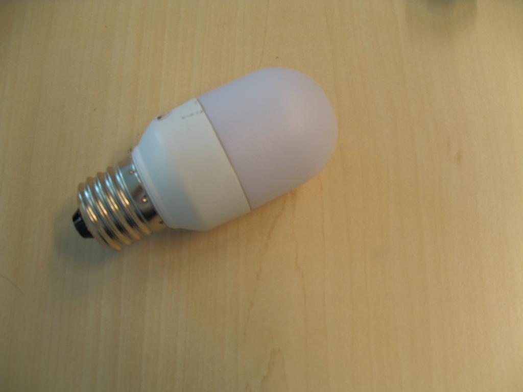 Een energiezuinige LED lamp met ionisator, voorzien van de volgende uiterlijke en technische kenmerken:
- een ovaalvormige kunststof buitenkant waaronder zijn aangebracht 
  6 of 12 LED's;
- een E27 schroeffitting;
- in de voet aangebrachte elektrische voorschakelaar;
- een verbruik van 1 Watt en een voltage van 220 V;
- een in het midden aangebrachte ionisator, luchtzuiveraar, voor het 
  neutraliseren van ondermeer nare luchtjes, allergenen en rook.
De energiezuinige lamp geeft aan het geheel de kenmerkende hoofdfunctie.