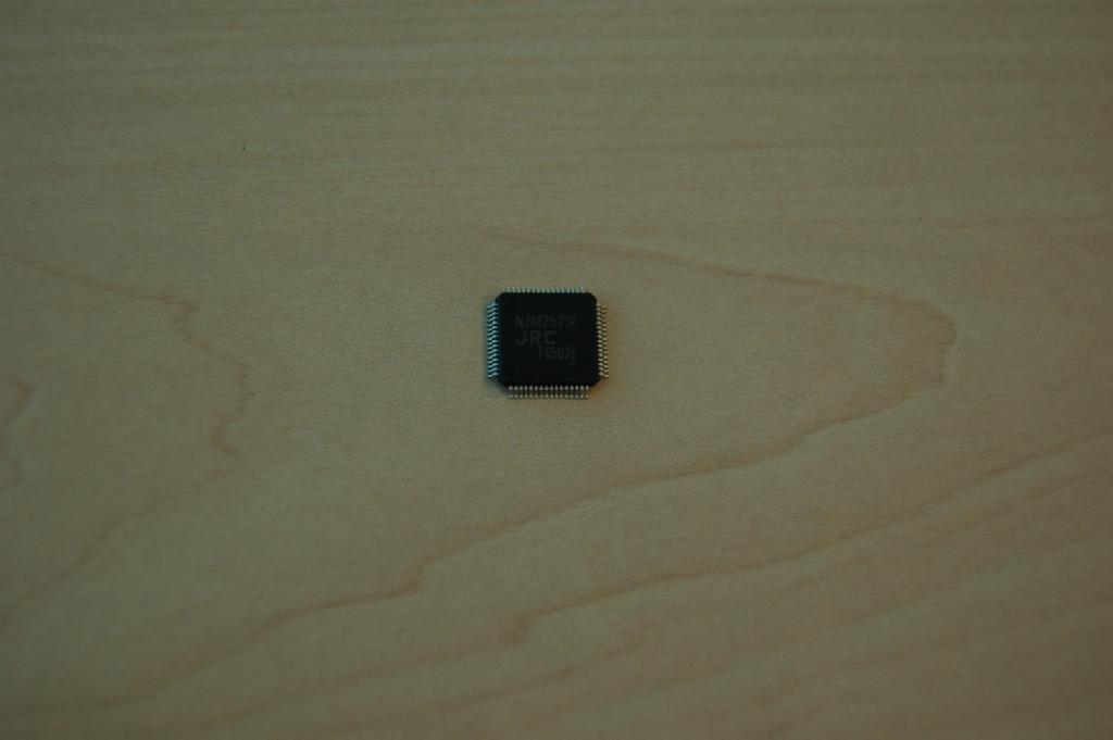 Een zogenaamde "Color TFT Signal Processor", een elektronische geïntegreerde schakeling. De signaalprocessor bevat onder andere de volgende functies:
- "Y/C separator circuit";
- "color signal de-modulator";
- "synchronous separate circuit";
- RGB interface;
- "side black control circuit".