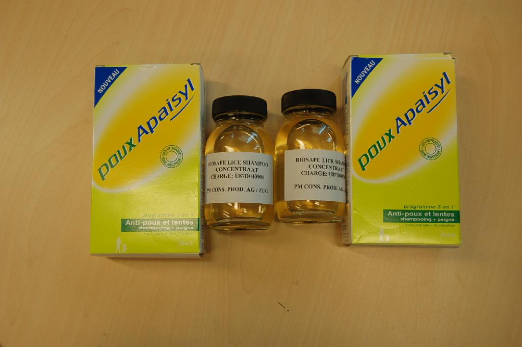 Een geelkleurige vloeistof – volgens opgave – zijnde een waterig preparaat, bestaande uit onder andere een surfactant, triethanolamine en dinatriumzout van EDTA. 
Het preparaat is een tensioaktieve bereiding, wordt gebruikt als grondstof voor (luizen) shampoo en is verpakt in vaten van ongeveer 200 liter.