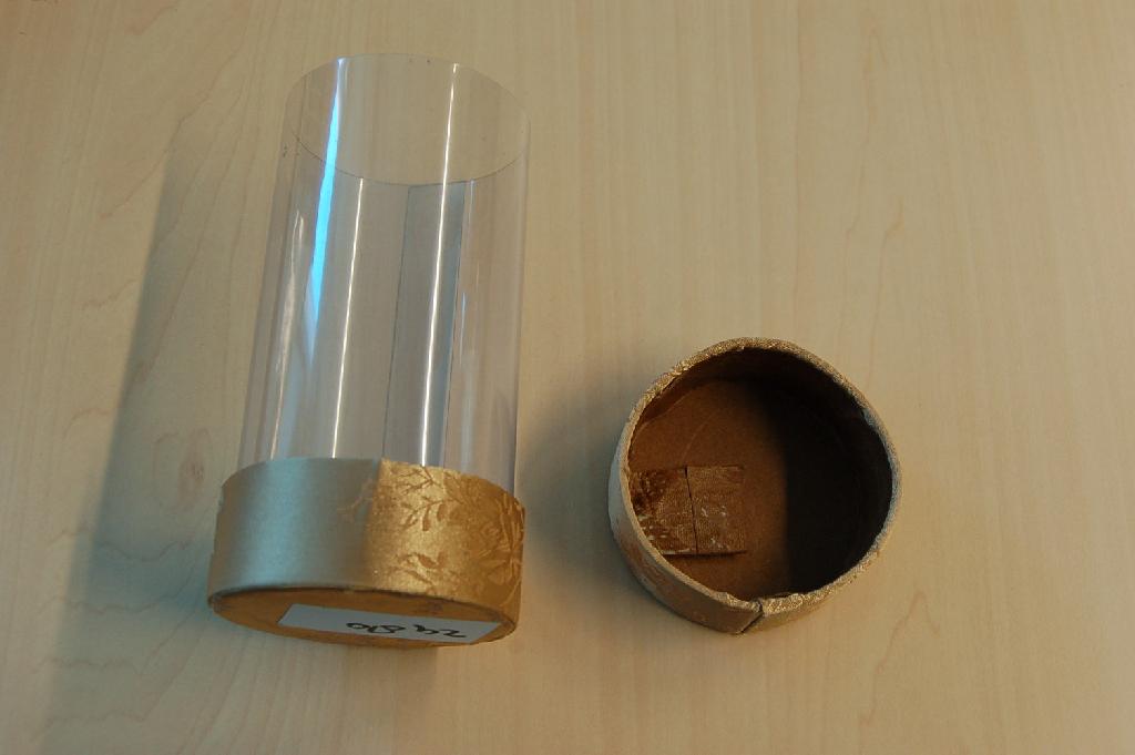 Een kunststof flesje met badzout, inhoudende 130 gram, voorzien van een schroefdop.
Het badzout is verpakt als set, opgemaakt voor de verkoop in het klein tezamen met een flesje shower gel en een flesje body lotion waarvoor separaat BTI’s zijn afgegeven onder referentie nummers RTD-2007-003597 en RTD-2007-003556.
Het geheel is verpakt in een kunststof koker welke is afgewerkt met textiel aan de boven- en onderzijde.