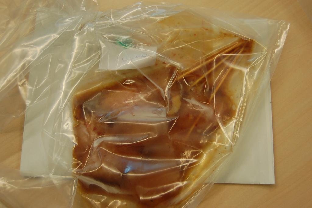 “Kip saté” zijnde stukjes kippenvlees op een stokje geregen. Het product is waarneembaar “met het blote oog” over het totale oppervlakte gekruid en inwendig duidelijk waarneembaar aan de smaak gekruid.
