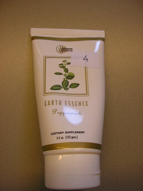 "Earth essence", zijnde een huid- en tandverzorgingsmiddel in de vorm van grijze kleiachtige pasta met pepermuntgeur.
Het huid- en tandverzorgingsmiddel is verpakt in een kunststof pot met schroefdopsluiting, voorzien van gegevens omtrent gebruiksdoel en dosering. De hoeveelheid bedraagt 153 gram per verpakkingseenheid.  
Het product bevat -volgens opgave- onder andere gedistilleerd water, montmorilloniet klei, aloë vera concentraat en pepermuntolie.    
Het product kan zowel als gezichtsmasker en als tandpasta of ademverfrisser worden gebruikt.