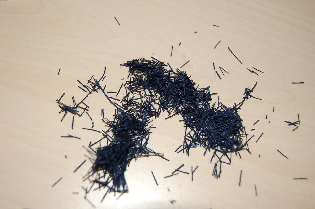 Afval, zijnde katoendraadjes (Denim), in stukjes. Het grootste gedeelte van de draadjes heeft afmetingen van < 9.5 mm. 
De draadjes worden toegepast in de rubberindustrie.