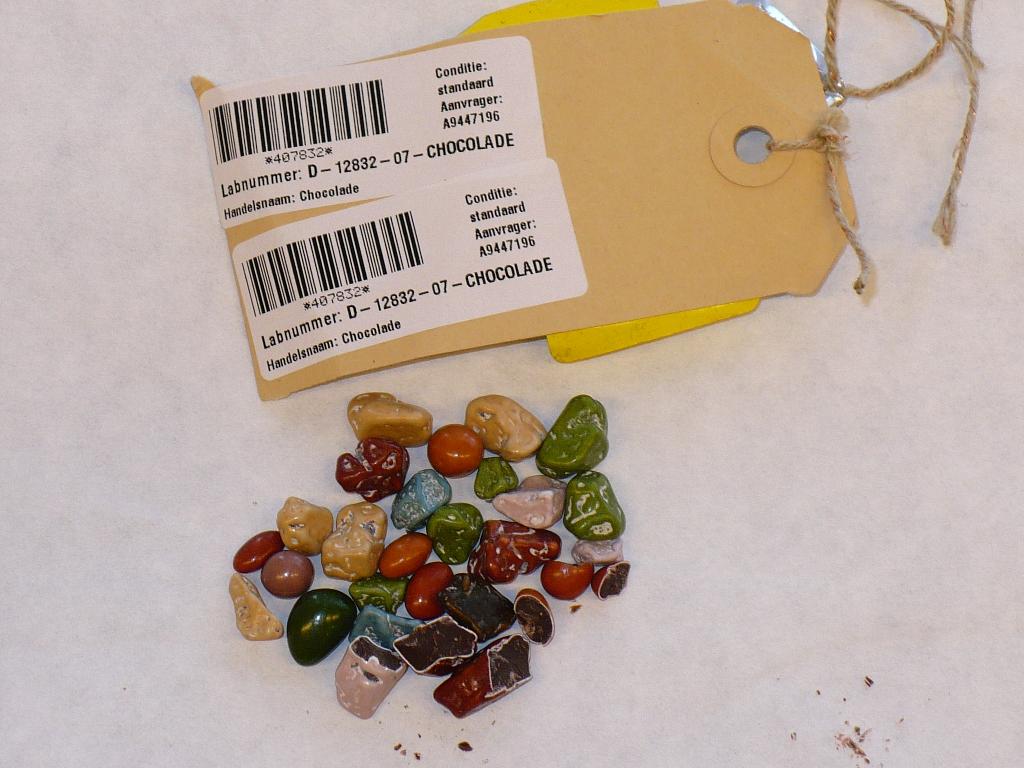 Chocoladewerken in de vorm van gekleurde “steentjes”. Het product bevat – volgens opgave - onder andere chocolade, gelatine en suiker.
Het product is verpakt in verpakkingen met een nettogewicht van ongeveer 5 kg.