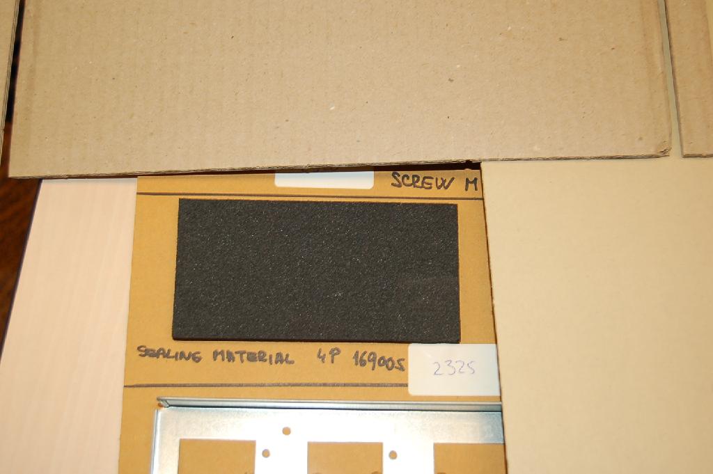 Afdichtingsmateriaal van synthetische rubber (EPDM), voorzien van een zelfklevende laag, voor inbouw in een klimaatregelingstoestel, met ongeveer de afmetingen 140 X 70 X 10 mm.