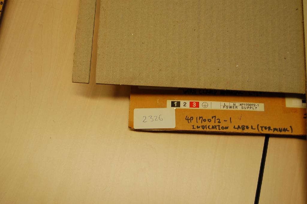 Zelfklevende etiketten van papier, op een drager van kunststof. De etiketten zijn voorzien van technische aanwijzingen voor een klimaatregelingstoestel.