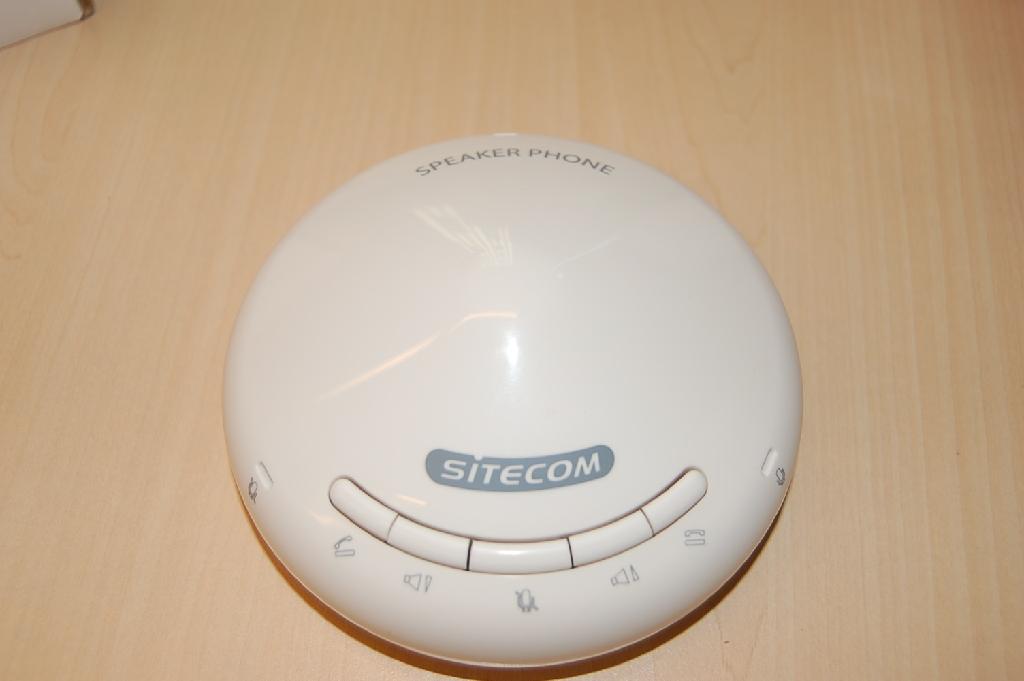 Een “Skype Speaker Phone” zijnde een handenvrije USB internet telefoon met ondermeer de volgende kenmerken:
- rond model met een diameter van ongeveer 12,5 cm;
- geplaatst in een behuizing van voorgevormde kunststof;
- vijf bedieningsknoppen aan de voorzijde;
- aan de achterzijde voorzien van een USB aansluiting, microfoon en 
  hoofdtelefoon aansluiting;
- direct aansluitbaar via een usb kabel op een automatische 
  gegevensverwerkende machine.
Het apparaat wordt aangeboden voor de verkoop in het klein, verpakt in een kartonnen doos tezamen met een usb kabel en een gebruikershandleiding.