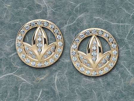 Oorbellen van 14 kKaraats goud met een zetting van diamanten. De oorbellen hebben aan de achterzijde een pin waarop, na het aanbrangen in het oor, een klem wordt geplaatst om de oorbellen vast te zetten.