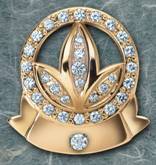 Een 14 karaats gouden draagspeld met een zetting van diamanten. Aan de achterzijde voorzien van een pin en een klemmetje om de speld op de kleding te bevestigen.