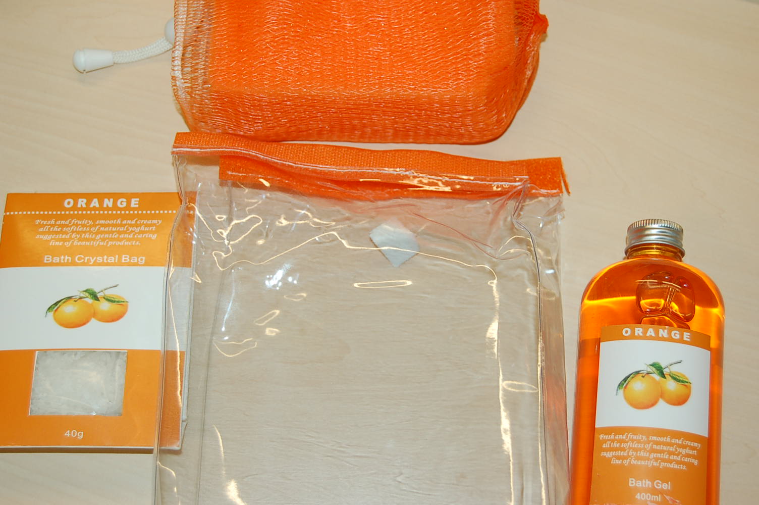 Een badpreparaat, zogenoemd badzout, met onder andere de volgende kenmerken:
- inhoudende 40 gram;
- geparfumeerd;
- opgemaakt voor de verkoop in het klein in een kunststof zakje.
Het badzout wordt tezamen aangeboden in een doorzichtig kunststof tasje met klittenbandsluiting met een flesje badgel en een badspons waarvoor separaat BTI's zijn afgegeven met de referentienummers NL-RTD-2007-004032 en NL-RTD-2007-003659.