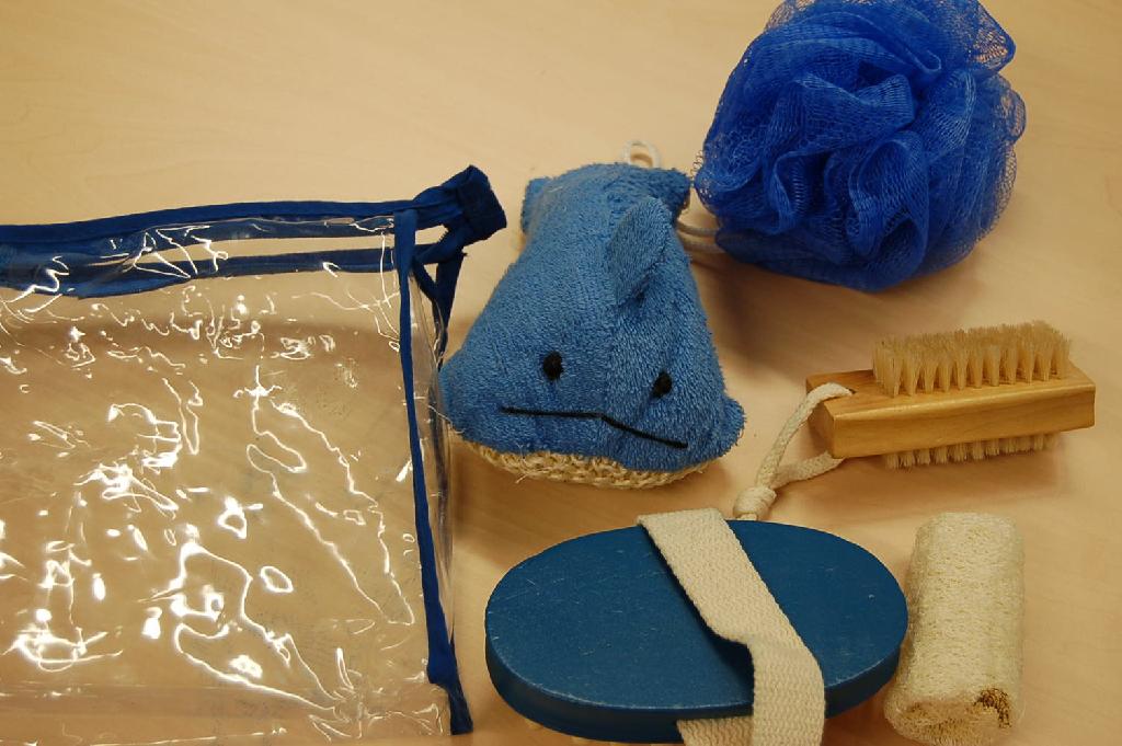 een scrubspons van plantaardige oorsprong, met onder andere de volgende kenmerken:
- vervaardigd van luffa;
- met een diameter van 30 tot 35 mm;
- voorzien van een ophangkoord.
De scrubspons wordt aangeboden in een doorzichtig kunststof tasje met een ritssluiting.tezamen met een massagespons, een badspons, een nagelborstel en een massageborstel, waarvoor separaat BTI's zijn afgegeven met de referentienummers NL-RTD-2007-003660, NL-RTD-2007-004064, NL-RTD-2007-004067 en NL-RTD-2007-004066.
