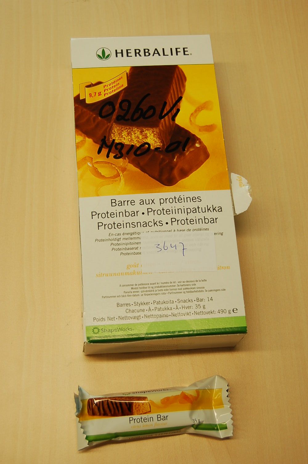 Een chocolade/proteïnereep, gevuld met een mengsel van verschillende ingrediënten. De reep, met chocolade-citrus lemon smaak, bevat onder andere de volgende ingrediënten: melkeiwitten, glucosesiroop, fructose siroop, plantaardige olie en is omhuld met melkchocolade. 
De reep bevat: 
- melkvet geen of minder dan 1,5%; 
- melkproteïnen 18% of meer, maar minder dan 30%; 
- zetmeel/glucose 5% of meer, maar minder dan 25%; 
- sacharose/invertsuiker/isoglucose 5% of meer, maar minder dan 30%. 
De repen, met een nettogewicht van ongeveer 37 gram per stuk, verpakt in aluminiumfolie, zijn opgemaakt voor de verkoop in het klein en per 14 stuks verpakt in een kartonnen doos.