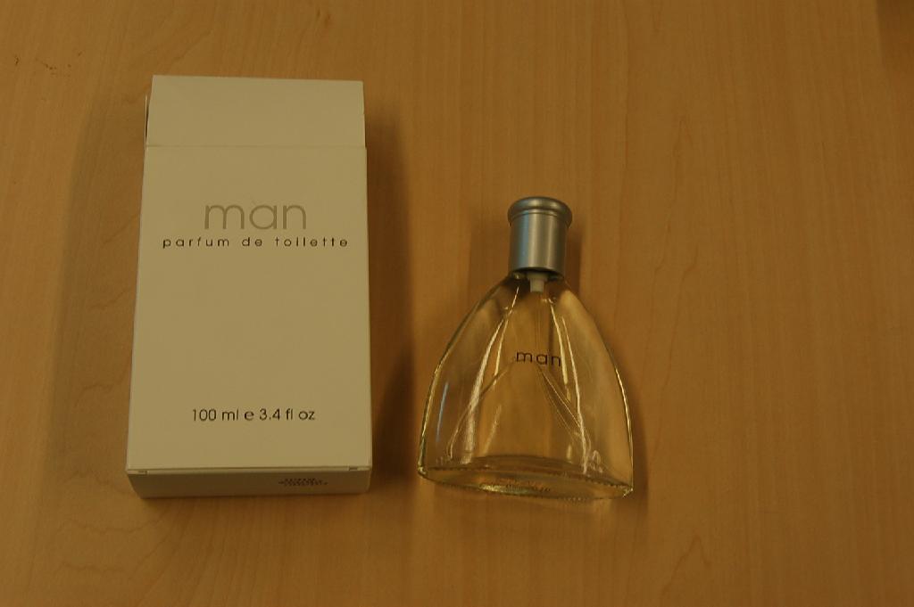 Parfum de toilette, verpakt in een glazen flesje voorzien van een pompmechanisme (verstuiver). Het flesje heeft een inhoud van 100 ml, is opgemaakt voor verkoop in het klein en wordt aangeboden verpakt in een doosje van karton. De parfum bevat -volgens opgave- alcohol (ca. 82%), geurbestanddelen (ca. 8%) en water (ca. 9,2%).