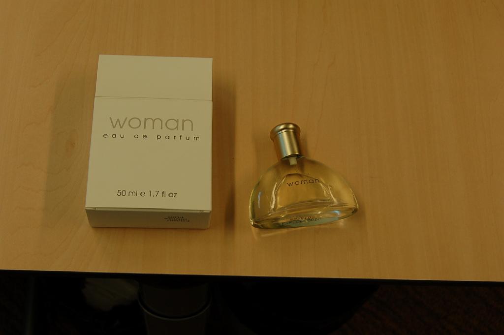Eau de Parfum, verpakt in een glazen flesje voorzien van een pompmechanisme (verstuiver). Het flesje heeft een inhoud van 50 ml, is opgemaakt voor verkoop in het klein en wordt aangeboden verpakt in een doosje van karton. De parfum bevat -volgens opgave- alcohol (ca. 77%), geurbestanddelen (ca. 18%) en water (ca. 4,9%).