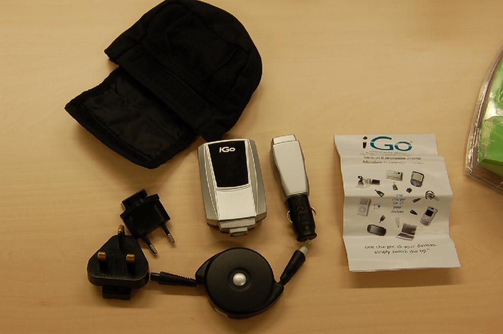 Een elektronische assemblage geplaatst in een voorgevormde kunststof behuizing, zijnde een universele statische omvormer voor verschillende apparaten zoals mobiele telefoons, digitale fototoestellen, MP3 spelers enz.  
Het apparaat heeft onder andere de volgende kenmerken:
- input 100-240 V;
- output 3.1-9V; 1.5A/8W MAX;
- met twee aansluitstekkers voorzien van een speciale voorziening voor het bevestigen aan de omvormer;
- voorzien van een oprolbare stroomkabel met stekkers;
- met een opbergtasje van textiel. 
Het apparaat is niet alleen van de soort gebruikt voor telecommunicatietoestellen en of automatisch gegevensverwerkende machines of eenheden daarvoor. 
Het artikel is opgemaakt voor de verkoop in het klein en is tezamen verpakt met een oplader voor gebruik in automobielen, waarvoor separaat een BTI is afgegeven onder referentienummer NL-RTD-2007-003664.