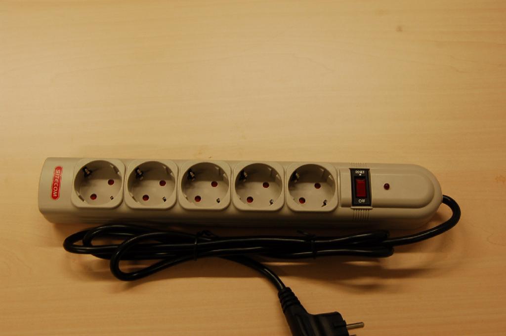 Een samengestelde zogenoemde stekker of contactdoos in een behuizing van kunststof, voor gebruik binnenshuis, voorzien van ondermeer de volgende uiterlijke en technische kenmerken:
- een vaste stroomkabel met stekker, met een lengte van ca 160 cm; 
- vijf contactdozen voor vijf geaarde contactstoppen (stekkers) en 
  kinderbeveiliging;
- een aan-/uit schakelaar;
- een in- en uitgangsconnector voor een modem;  
- een indicatie LED;
- een "power protection strip" voor het beschermen en beveiligen van 
  aangesloten apparatuur tegen stroompieken, overspanning en 
  blikseminslag;
- een ingebouwde EMI filter tegen elektromagnetische beïnvloeding;
- een ingebouwde RFI filter tegen röntgenstraling;
- een uitsparing voor muurbevestiging.
Het apparaat is opgemaakt voor de verkoop in het klein en verpakt in een blister van karton.
