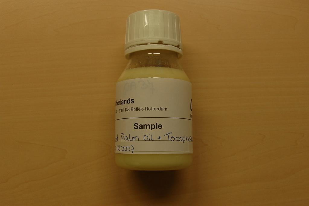 Een beige harde vettige massa zijnde – volgens opgave – een product van geraffineerde palmolie, niet chemisch gewijzigd, waaraan 200 mg/kg tocopherol is toegevoegd. Het product is een bereiding van palmolie, geschikt voor menselijke consumptie. 

Indeling onder post 1511 van de Gecombineerde Nomenclatuur is niet mogelijk omdat het product een bereiding is geworden is door de toevoeging van tocopherol.