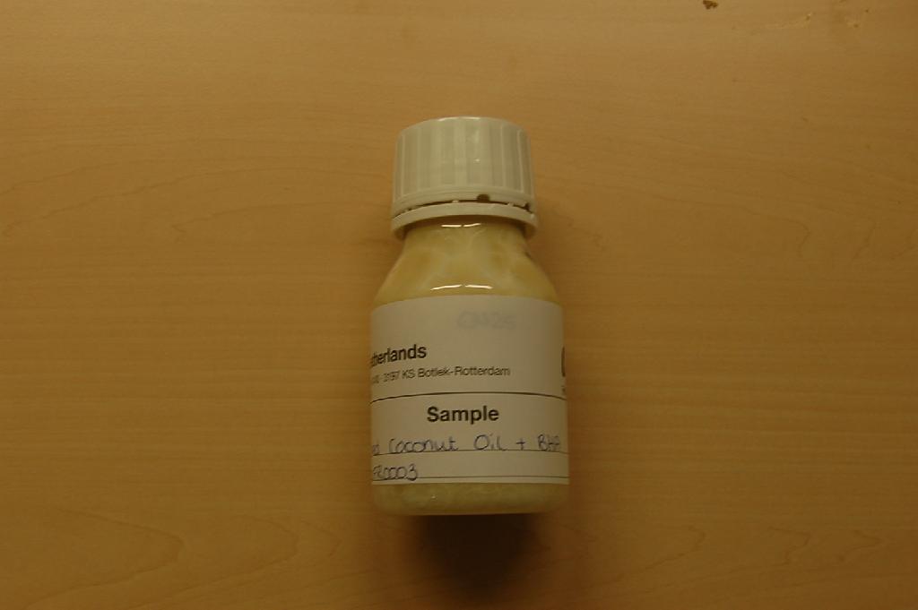 Een beige harde vettige massa zijnde – volgens opgave – een product van geraffineerde kokosolie, niet chemisch gewijzigd, waaraan 200 mg/kg Buthylhydroxyanisol (BHA) is toegevoegd. Het product is een bereiding van kokosolie, geschikt voor menselijke consumptie. 

Indeling onder post 1513 van de Gecombineerde Nomenclatuur is niet mogelijk omdat het product een bereiding is geworden is door de toevoeging van BHA.