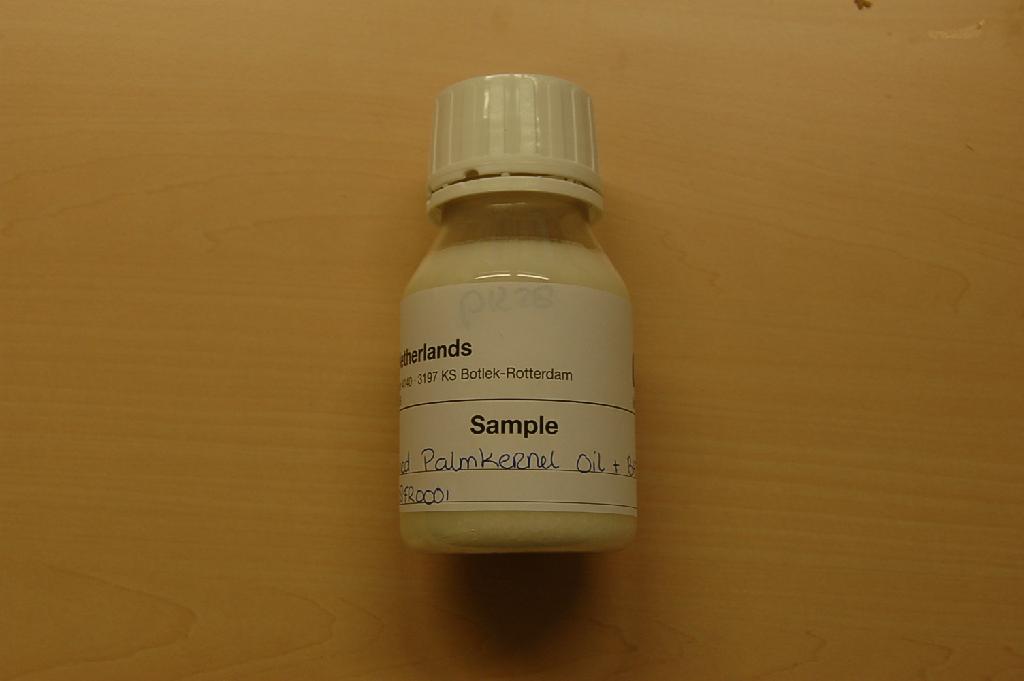 Een witte harde  vettige massa zijnde – volgens opgave – een product van geraffineerde palmpitolie, niet chemisch gewijzigd, waaraan 200 mg/kg Buthylhydroxytolueen (BHT) is toegevoegd. Het product is een bereiding van palmpitolie, geschikt voor menselijke consumptie. 

Indeling onder post 1513 van de Gecombineerde Nomenclatuur is niet mogelijk omdat het product een bereiding is geworden is door de toevoeging van BHT.