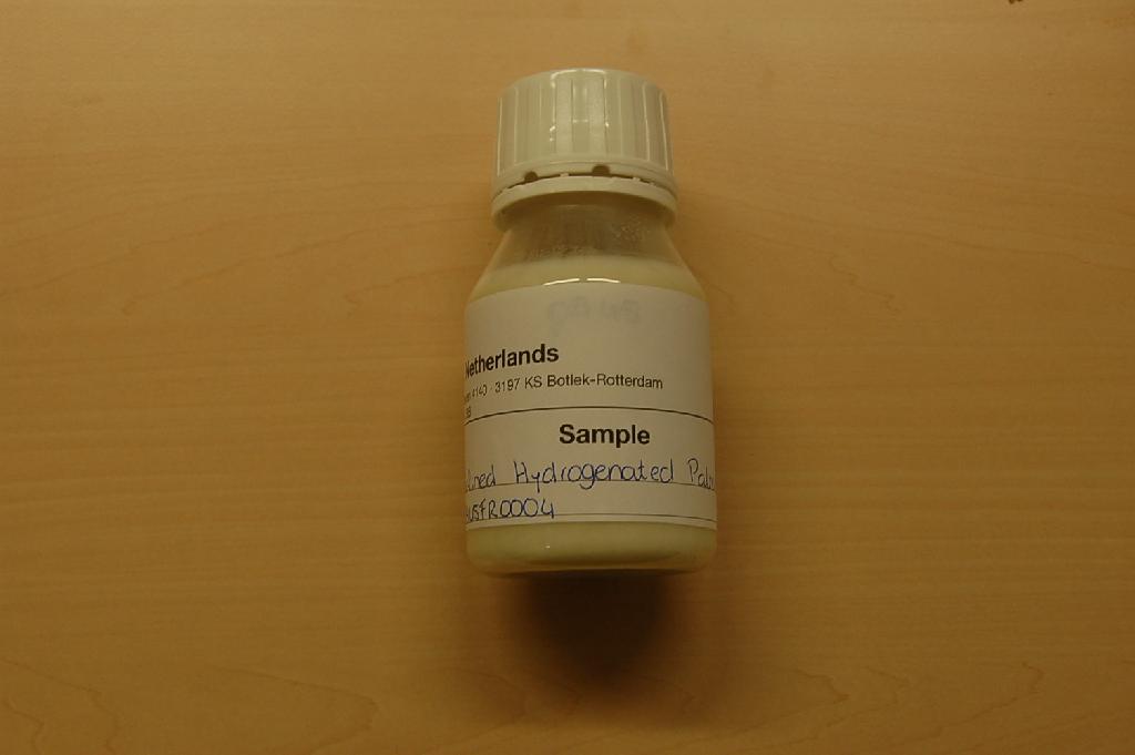 Een beige harde  vettige massa zijnde – volgens opgave – een product van geraffineerde en gehydrogeerde palmolie, niet chemisch gewijzigd, waaraan 200 mg/kg Buthylhydroxytolueen (BHT) is toegevoegd. Het product is een bereiding van palmolie, geschikt voor menselijke consumptie. 

Indeling onder post 1516 van de Gecombineerde Nomenclatuur is niet mogelijk omdat het product een bereiding is geworden is door de toevoeging van BHT.