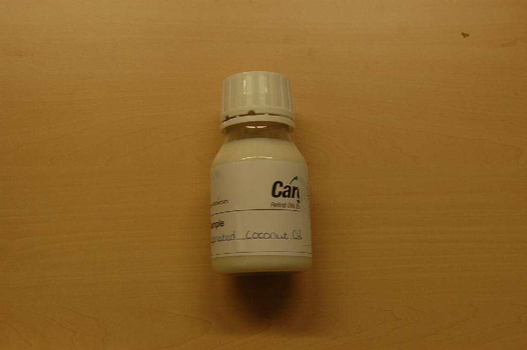 Een witte harde  vettige massa zijnde – volgens opgave – een product van geraffineerde kokosolie, niet chemisch gewijzigd, waaraan 200 mg/kg Buthylhydroxyanisol (BHA) is toegevoegd. Het product is een bereiding van kokosolie, geschikt voor menselijke consumptie. 

Indeling onder post 1516 van de Gecombineerde Nomenclatuur is niet mogelijk omdat het product een bereiding is geworden is door de toevoeging van BHA.