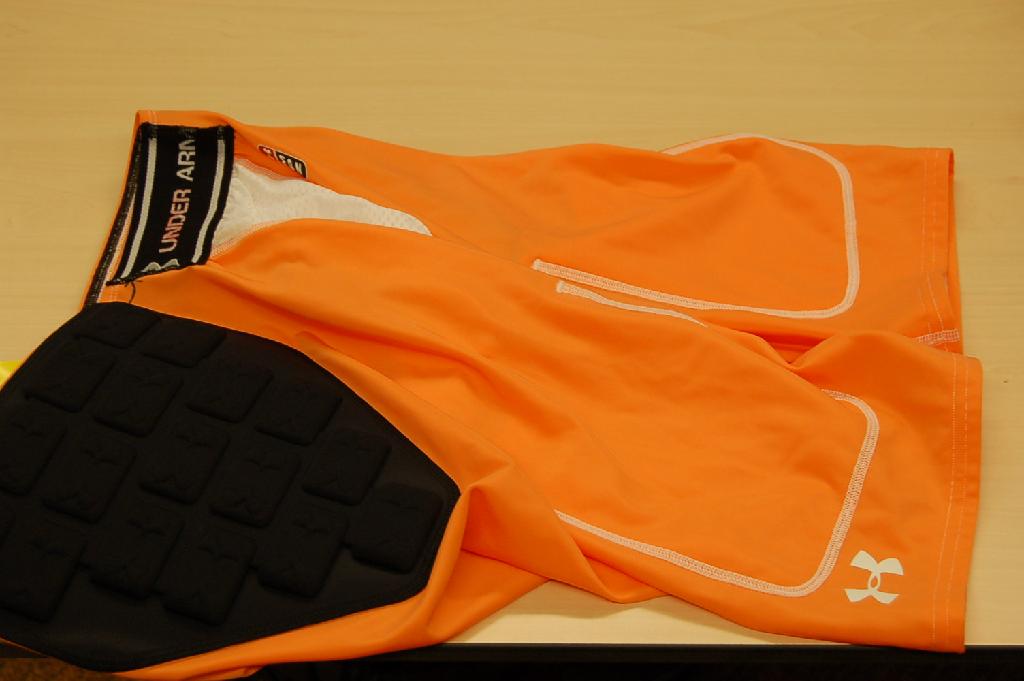 Een korte broek voor heren van breiwerk (88% polyester en 12% elastan) met ondermeer de volgende kenmerken:
- reikend tot boven de knie, aan de bovenzijde nauwsluitend door middel van twee elastische banden, één aan de voorzijde en één aan de achterzijde;
- zonder zakken;
- ter hoogte van de heupen is een beschermstuk opgestikt;
- aan de achterzijde is een beschermstuk voor het staartbeen opgestikt;
- aan de voorzijde, in het kruis, is het breiwerk vervangen door een ander soort breiwerk;
- aan de binnenzijde van de dit breiwerk is een vak aangebracht waarin een zogenaamde tok (beschermplaat) kan worden geschoven;
- de bovenzijde en de broekspijpen zijn omgezoomd;
- op de rechter broekspijp is een logo aangebracht.
De broek wordt onder andere gebruikt als beschermingskleding bij het "American football".