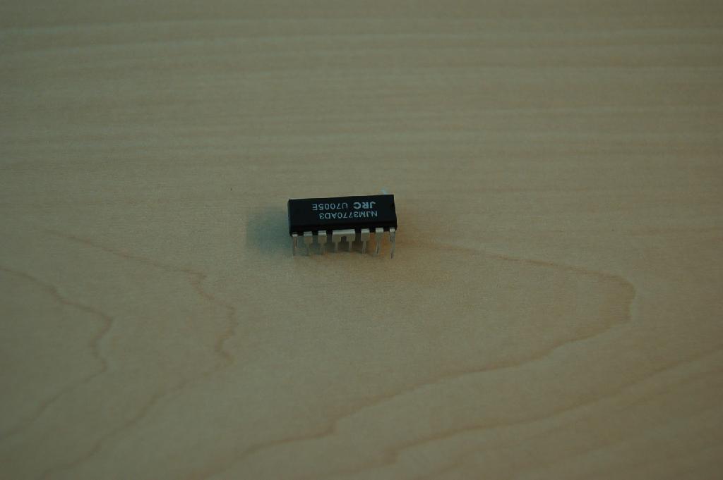Een "controller" of "driver" in de vorm van een elektronische geïntegreerde schakeling of zogenoemde microcontroller. Het artikel is bestemd om elektronische apparatuur te besturen, is geborgen in een behuizing en voorzien van de benodigde aansluitpunten. De microcontroller maakt het mogelijk om signalen, binnengekregen via sensoren, te onthouden of te verwerken om daarna tot de gewenste actie over te gaan.