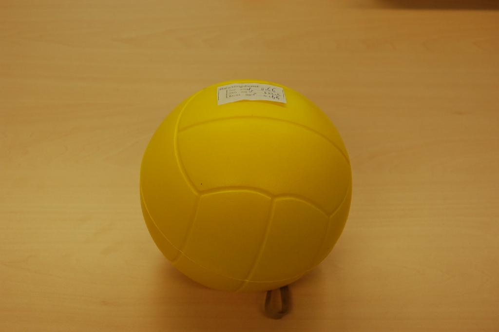 Een pu-bal met een diameter van ongeveer 17 cm voor recreatieve bezigheden.